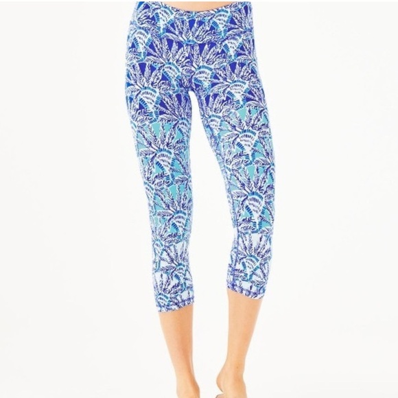 Lilly Pulitzer Bomber Luxletic blue palm tree pattern Capri length leggings Sm - Picture 1 of 5
